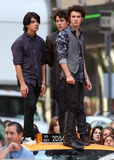 Jonas+Brothers+Filming+Promo+Their+New+Movie+pswWo8PY1JQl - The Jonas Brothers Filming A Promo For Their New Movie