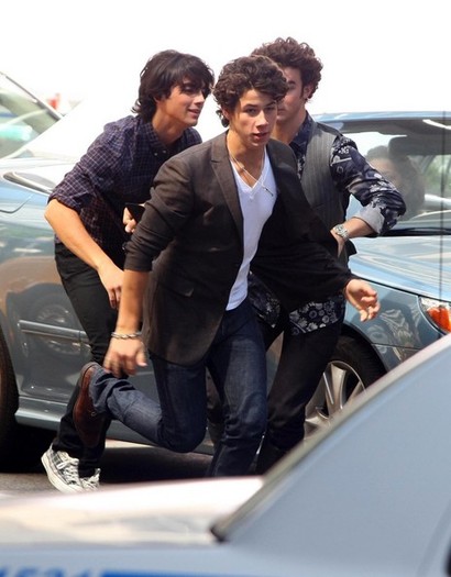 Jonas+Brothers+Filming+Promo+Their+New+Movie+YT6LwXGuIbKl - The Jonas Brothers Filming A Promo For Their New Movie