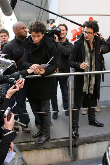 Jonas+Brothers+their+fans+4fkHnqGcZJMl - The Jonas Brothers and their fans