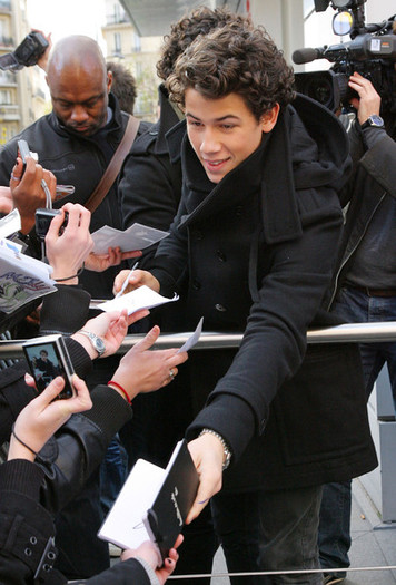 Jonas+Brothers+their+fans+zWmfRT2d9Ekl - The Jonas Brothers and their fans