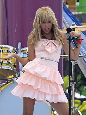 Miley_Cyrus_blonde_singing_hannah_montana_set_300x400_x17_160708 - Pozele mele preferate cu Miley