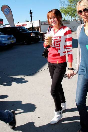 miley_cyrus_out_and_about_in_los_angeles-01