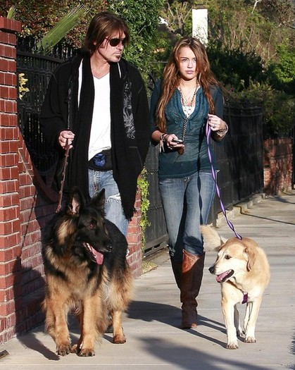 Miley+Cyrus+Dad+Walking+Their+Dogs+0y2GeWzPR3Dl - Pozele mele preferate cu Miley