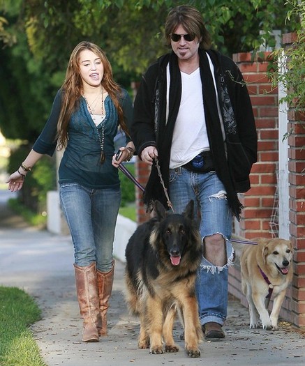 Miley+Cyrus+Dad+Walking+Their+Dogs+4E_DCcQtaRsl - Pozele mele preferate cu Miley