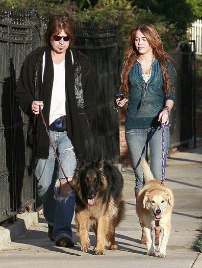Miley+Cyrus+Dad+Walking+Their+Dogs+kg_mgeONXOwl - Pozele mele preferate cu Miley