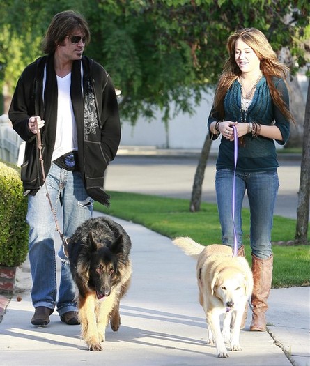 Miley+Cyrus+Dad+Walking+Their+Dogs+O8CqJaQYW_4l - Pozele mele preferate cu Miley