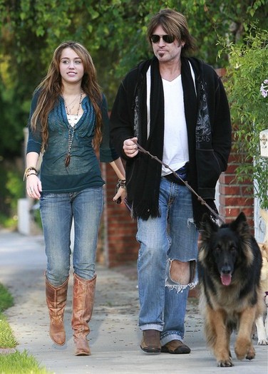 Miley+Cyrus+Dad+Walking+Their+Dogs+oJAsp78V54dl - Pozele mele preferate cu Miley