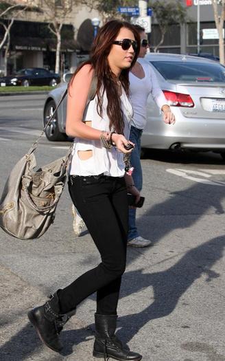 miley-cyrus-010610-3