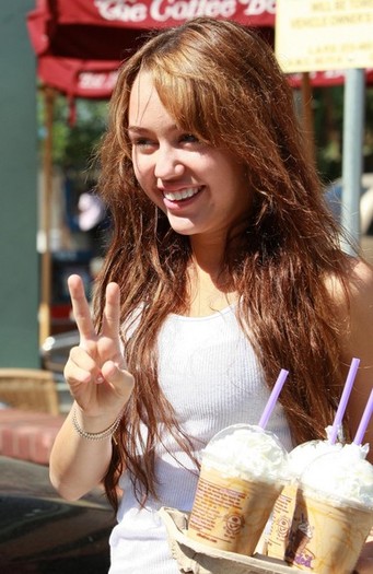 Miley Cyrus Out Coffee iaBOUO7e_Bwl