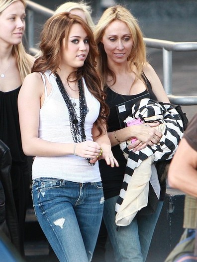 Miley Cyrus Out Downtown Studio GR575BrZva7l