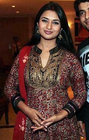 160909060524_divyanka_tripathi - Banoo Main Teri Dulhann-A Ta Pentru Totdeauna