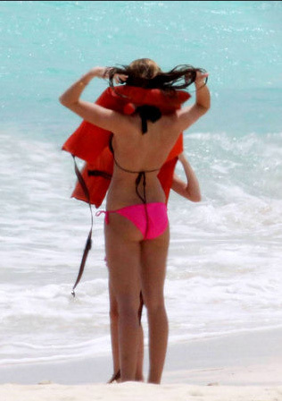 tb_500_Miley_Cyrus_bikini_2