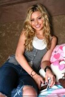 alyson_michalka_1222018462