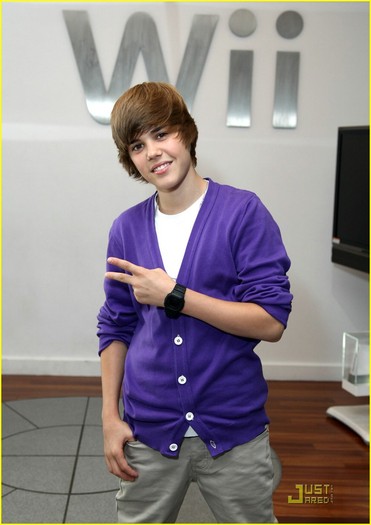 justin-bieber-nintendo-store-23 - Justin-Purple