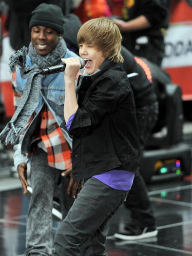Justin_Bieber_Performs_9b4f