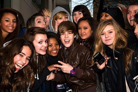 gallery_main-justin-bieber-leaves-uk-record-label-119201006 - Justin-We are the world Remake