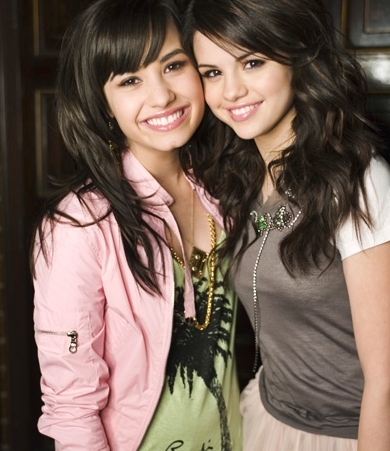 selena-gomez-and-demi-lovato-5[1]