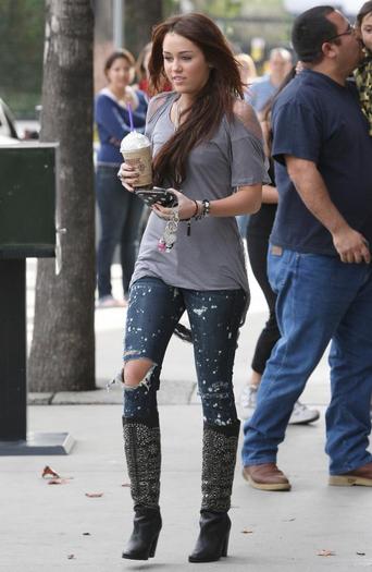 miley-cyrus-paint-splattered-jeans-2[1]