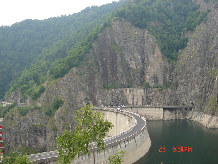 Vidraru - cel mai mare baraj din Romania - excursii la munte