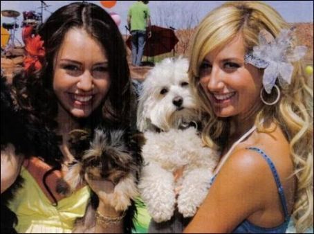 miley-ashley-ashley-tisdale-and-miley-cyrus-10415357-454-338