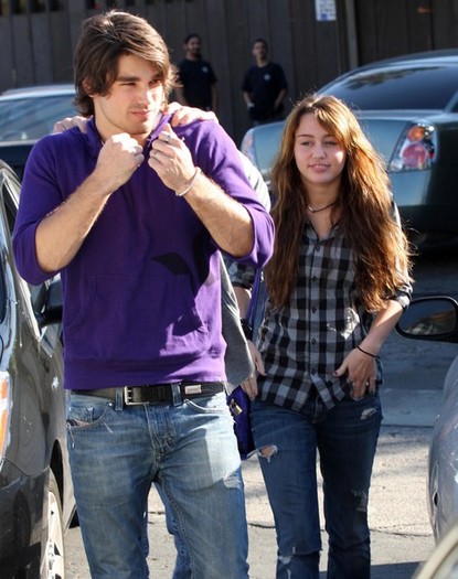 Miley Cyrus Family Leaving Mo Restaurant 5tQxX6Kant8l - miley cyrus zimbio