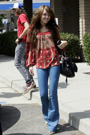 Miley Cyrus out for a coffee 03JxXx17pD-l