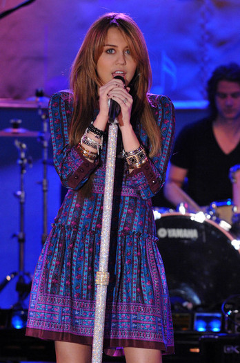 Miley Cyrus Performs ABC Good Morning America 2Lfl4CsCOfUl - miley cyrus zimbio