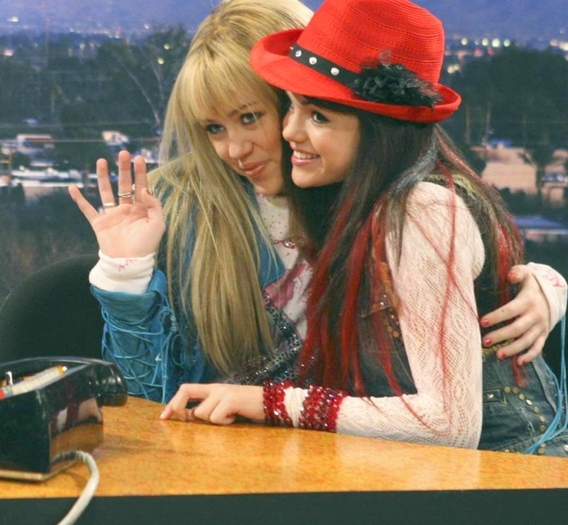 Miley-and-Selena-miley-cyrus-and-selena-gomez-7016557-757-700