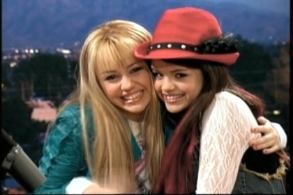 selena-miley-miley-cyrus-and-selena-gomez-9349445-400-266 - miley and selena