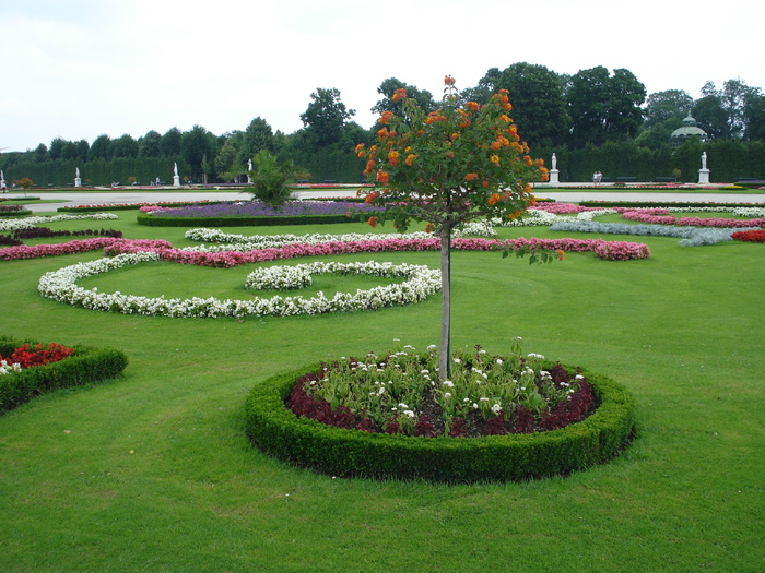 Schonbrunn Garden (2009, June 27); Viena.
