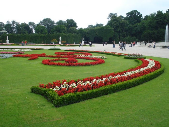 Schonbrunn Garden (2009, June 27); Viena.
