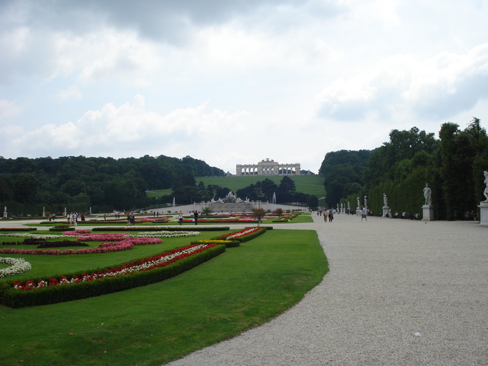 Schonbrunn Garden (2009, June 27); Viena.
