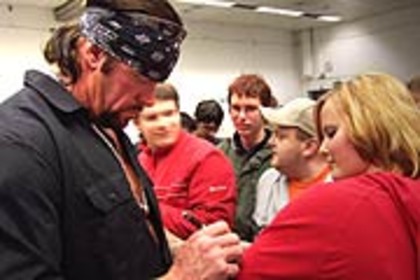 04twwe_undertaker42sign - wrestling