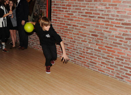  - 0_0 Bowling with Bieber 0_0