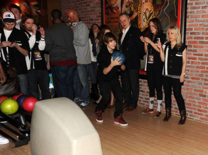  - 0_0 Bowling with Bieber 0_0