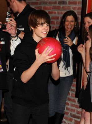  - 0_0 Bowling with Bieber 0_0