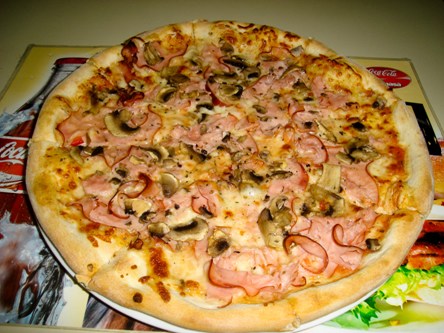 Pizza Prosciutto- 3 poze demi lovato - pizzeria