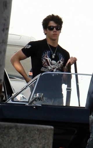 Out-at-a-Studio-in-Los-Angeles-CA-3-20-nick-jonas-11040930-320-512 - Out at a Studio in Los Angeles CA 3 20