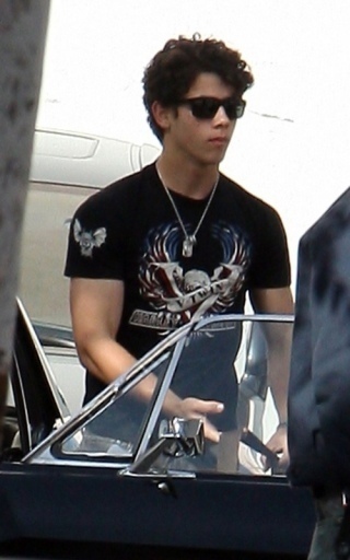 Out-at-a-Studio-in-Los-Angeles-CA-3-20-nick-jonas-11040931-320-512