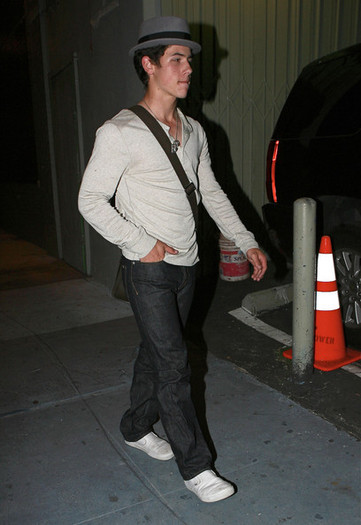 Jonas+Brothers+Leaving+Osteria+Mamma+Restaurant+E9O5tL5xqgql - Jonas Brothers Leaving Osteria Mamma Restaurant In Hollywood 2