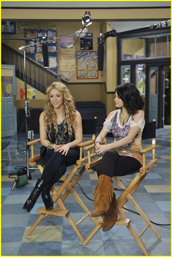 selena-gomez-shakira-wizards-02