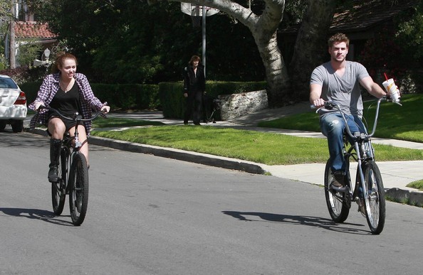 Miley+Cyrus+Liam+Hemsworth+Out+Bike+Ride+Le83IWcxQFcl - Miley Cyrus And Liam Hemsworth Out For A Bike Ride