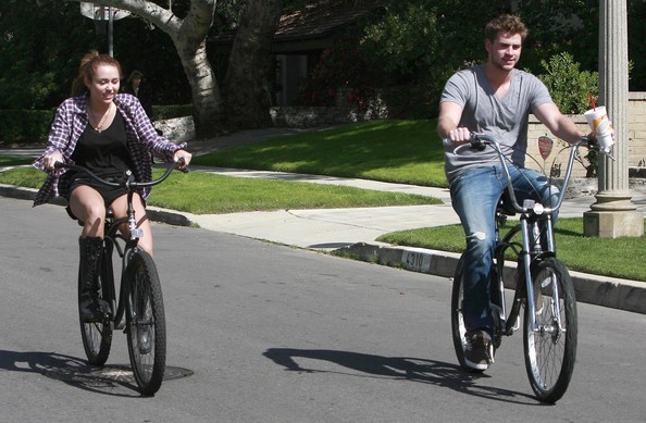 Miley+Cyrus+Liam+Hemsworth+Out+Bike+Ride+lIWx7OJrRsBl - Miley Cyrus And Liam Hemsworth Out For A Bike Ride