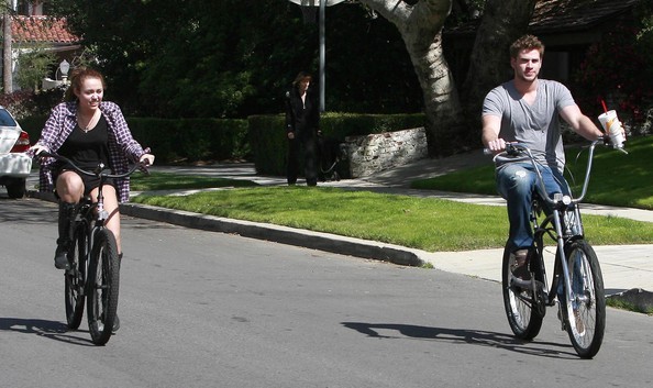 Miley+Cyrus+Liam+Hemsworth+Out+Bike+Ride+w4CzgyNCS9Wl - Miley Cyrus And Liam Hemsworth Out For A Bike Ride