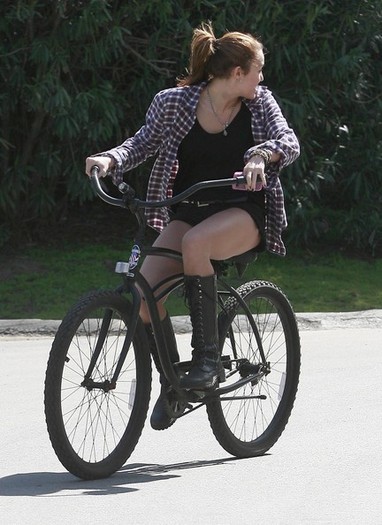 Miley+Cyrus+Liam+Hemsworth+Out+Bike+Ride+wQjTIQx0V9Vl - Miley Cyrus And Liam Hemsworth Out For A Bike Ride
