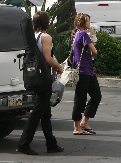 Miley+Cyrus+Justin+Arriving+Music+Studio+Hollywood+i5ca-a5D0eul - Miley Cyrus and Justin Arriving At Music Studio In Hollywood