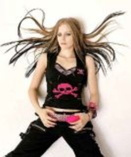 avril_lavigne_5 - album pentru LiFePiNk