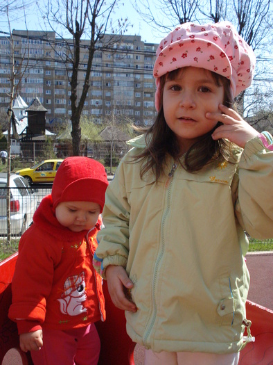 DSC07826 - Doua fete cucuiete