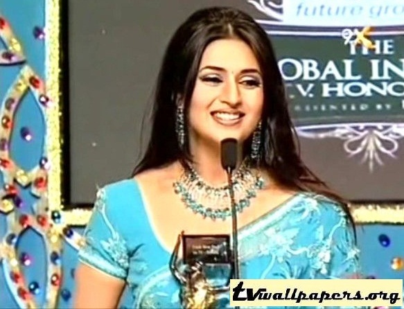 Divyanka-Tripathi-at-an-award-function