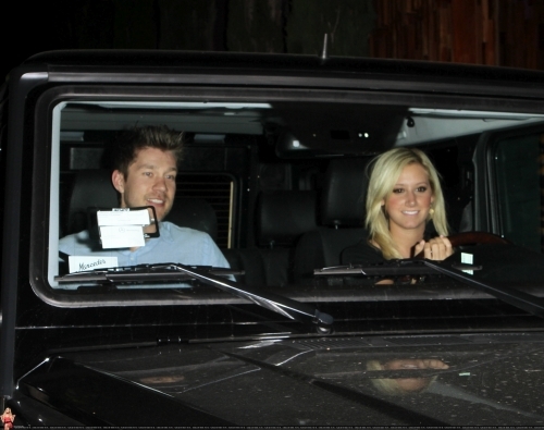 2m31jqq - Ashley Tisdale